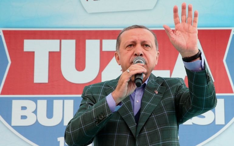 El presidente turco, Recep Tayyip Erdogan, interviene en una manifestación a favor del sí en el referéndum constitucional que ha convocado.