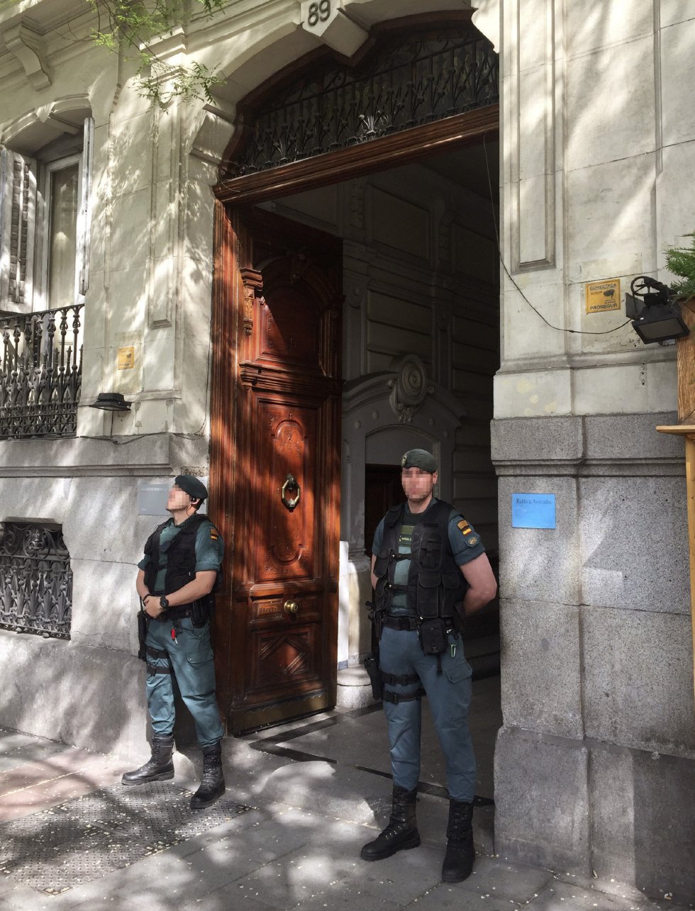 Agentes de la Guardia Civil ante el número 89 de la calle de Alcalá de Madrid donde tiene su despacho el expresidente de la Comunidad de Madrid Ignacio González que hoy ha sido detenido por supuesta corrupción en la gestión del Canal de Isabel II en el transcurso de una operación llevada a cabo por la Unidad Central Operativa de la Guardia Civil (UCO) que dirige el juez Eloy Velasco. Agentes de la Guardia Civil ante el número 89 de la calle de Alcalá de Madrid donde tiene su despacho el expresidente de la Comunidad de Madrid Ignacio González que hoy ha sido detenido por supuesta corrupción en la gestión del Canal de Isabel II en el transcurso de una operación llevada a cabo por la Unidad Central Operativa de la Guardia Civil (UCO) que dirige el juez Eloy Velasco.