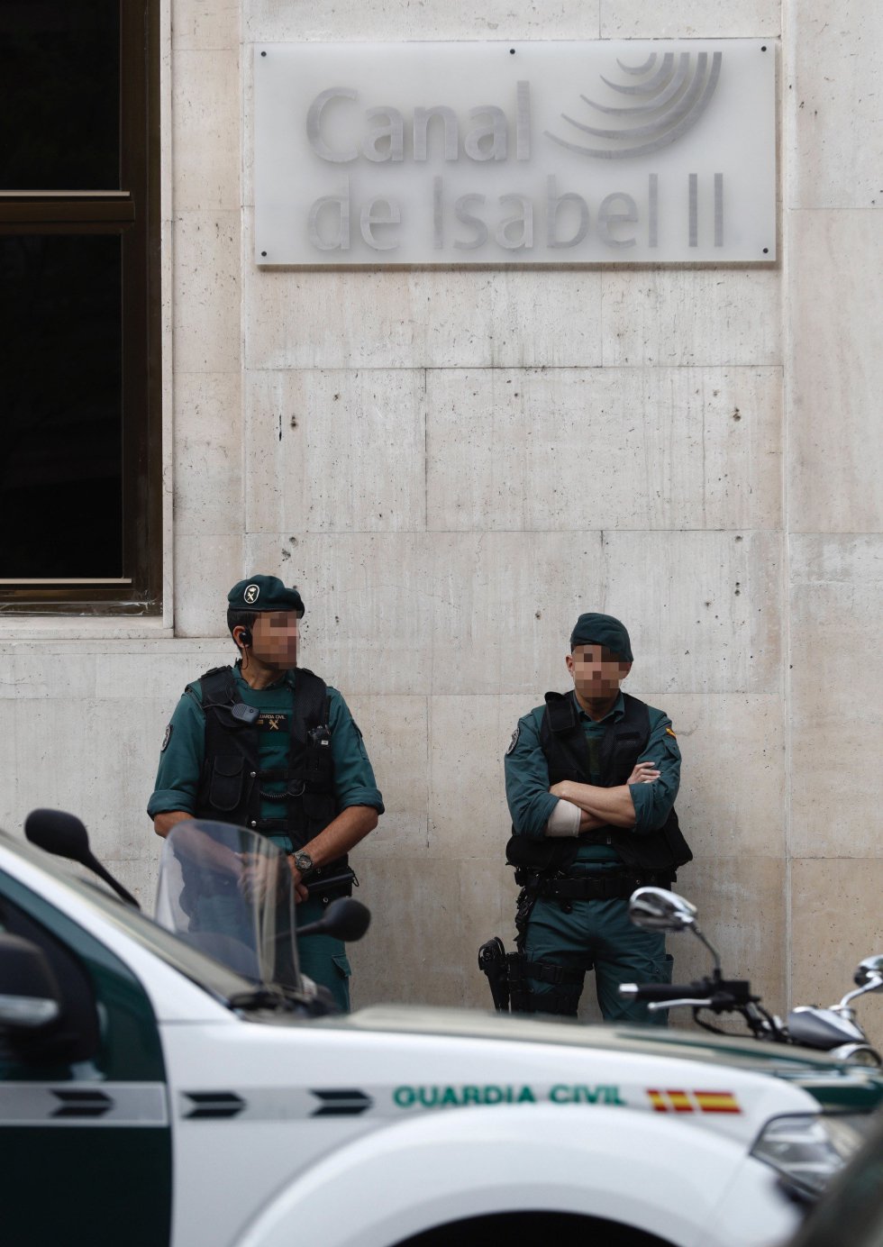 Agentes de la Guardia Civil ante la sede de Canal de Isabel II, en la operación que están llevando a cabo agentes de la Unidad Central Operativa (UCO) del Instituto Armado y que dirige el juez de la Audiencia Nacional Eloy Velasco en la que ya ha sido detenido el expresidente de la Comunidad de Madrid Ignacio González. Agentes de la Guardia Civil ante la sede de Canal de Isabel II, en la operación que están llevando a cabo agentes de la Unidad Central Operativa (UCO) del Instituto Armado y que dirige el juez de la Audiencia Nacional Eloy Velasco en la que ya ha sido detenido el expresidente de la Comunidad de Madrid Ignacio González.