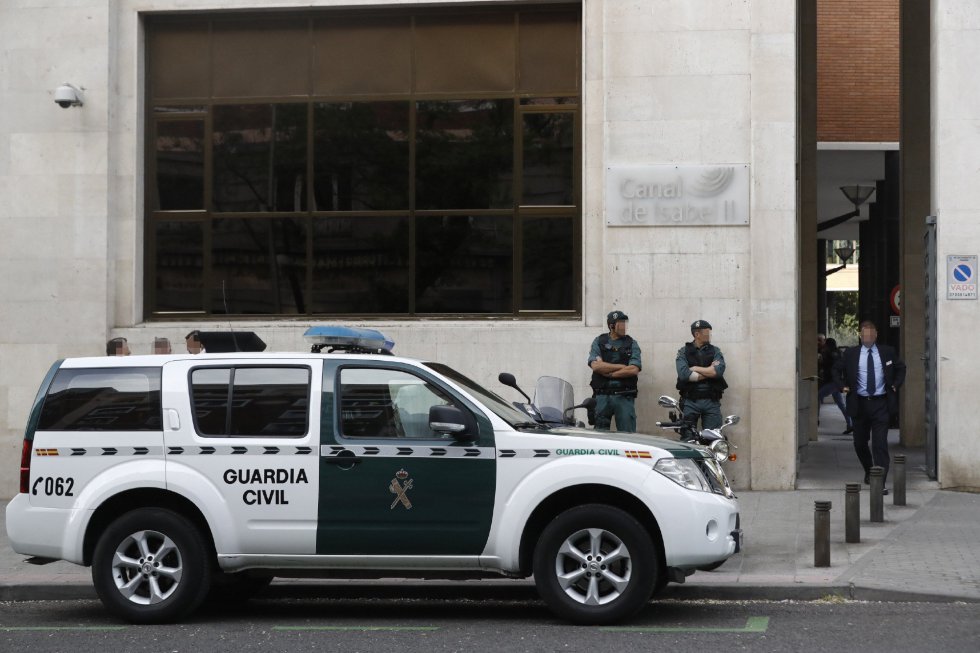 Agentes de la Guardia Civil ante la sede de Canal de Isabel II, en la operación que están llevando a cabo agentes de la Unidad Central Operativa (UCO) del Instituto Armado y que dirige el juez de la Audiencia Nacional Eloy Velasco en la que ya ha sido detenido el expresidente de la Comunidad de Madrid Ignacio González. Agentes de la Guardia Civil ante la sede de Canal de Isabel II, en la operación que están llevando a cabo agentes de la Unidad Central Operativa (UCO) del Instituto Armado y que dirige el juez de la Audiencia Nacional Eloy Velasco en la que ya ha sido detenido el expresidente de la Comunidad de Madrid Ignacio González.