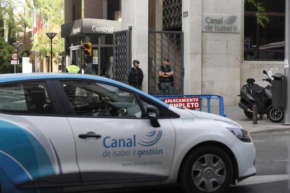 Agentes de la Guardia Civil ante la sede de Canal de Isabel II, en la operación que están llevando a cabo agentes de la Unidad Central Operativa (UCO) del Instituto Armado y que dirige el juez de la Audiencia Nacional Eloy Velasco en la que ya ha sido detenido el expresidente de la Comunidad de Madrid Ignacio González. Agentes de la Guardia Civil ante la sede de Canal de Isabel II, en la operación que están llevando a cabo agentes de la Unidad Central Operativa (UCO) del Instituto Armado y que dirige el juez de la Audiencia Nacional Eloy Velasco en la que ya ha sido detenido el expresidente de la Comunidad de Madrid Ignacio González.