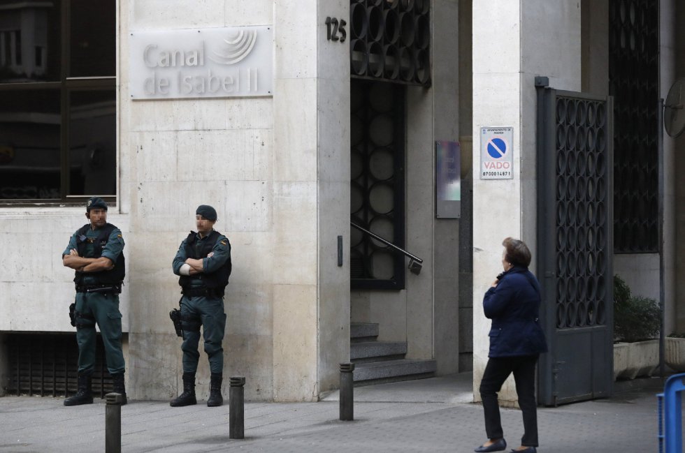 Agentes de la Guardia Civil ante la sede de Canal de Isabel II, en la operación que están llevando a cabo agentes de la Unidad Central Operativa (UCO) del Instituto Armado y que dirige el juez de la Audiencia Nacional Eloy Velasco en la que ya ha sido detenido el expresidente de la Comunidad de Madrid Ignacio González. Agentes de la Guardia Civil ante la sede de Canal de Isabel II, en la operación que están llevando a cabo agentes de la Unidad Central Operativa (UCO) del Instituto Armado y que dirige el juez de la Audiencia Nacional Eloy Velasco en la que ya ha sido detenido el expresidente de la Comunidad de Madrid Ignacio González.