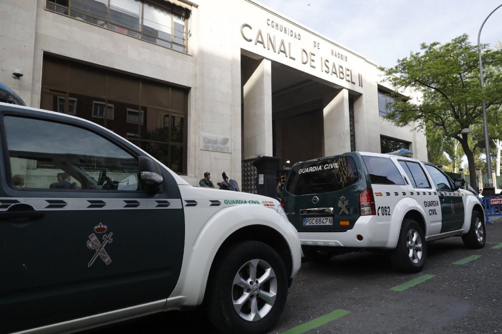 Agentes de la Guardia Civil ante la sede de Canal de Isabel II, en la operación que están llevando a cabo agentes de la Unidad Central Operativa (UCO) del Instituto Armado y que dirige el juez de la Audiencia Nacional Eloy Velasco en la que ya ha sido detenido el expresidente de la Comunidad de Madrid Ignacio González. Agentes de la Guardia Civil ante la sede de Canal de Isabel II, en la operación que están llevando a cabo agentes de la Unidad Central Operativa (UCO) del Instituto Armado y que dirige el juez de la Audiencia Nacional Eloy Velasco en la que ya ha sido detenido el expresidente de la Comunidad de Madrid Ignacio González.