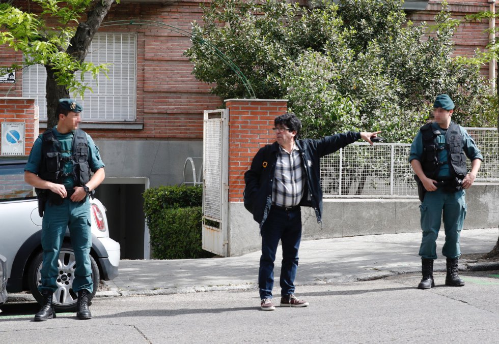 Agentes de la Unidad Central Operativa de la Guardia Civil (UCO) registran la sede de Subastas Segre, la empresa que preside Lourdes Cavero, la mujer del expresidente de la Comunidad de Madrid Ignacio González. Agentes de la Unidad Central Operativa de la Guardia Civil (UCO) registran la sede de Subastas Segre, la empresa que preside Lourdes Cavero, la mujer del expresidente de la Comunidad de Madrid Ignacio González.