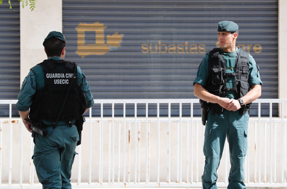 Agentes de la Unidad Central Operativa de la Guardia Civil (UCO) registran la sede de Subastas Segre, la empresa que preside Lourdes Cavero, la mujer del expresidente de la Comunidad de Madrid Ignacio González. Agentes de la Unidad Central Operativa de la Guardia Civil (UCO) registran la sede de Subastas Segre, la empresa que preside Lourdes Cavero, la mujer del expresidente de la Comunidad de Madrid Ignacio González.