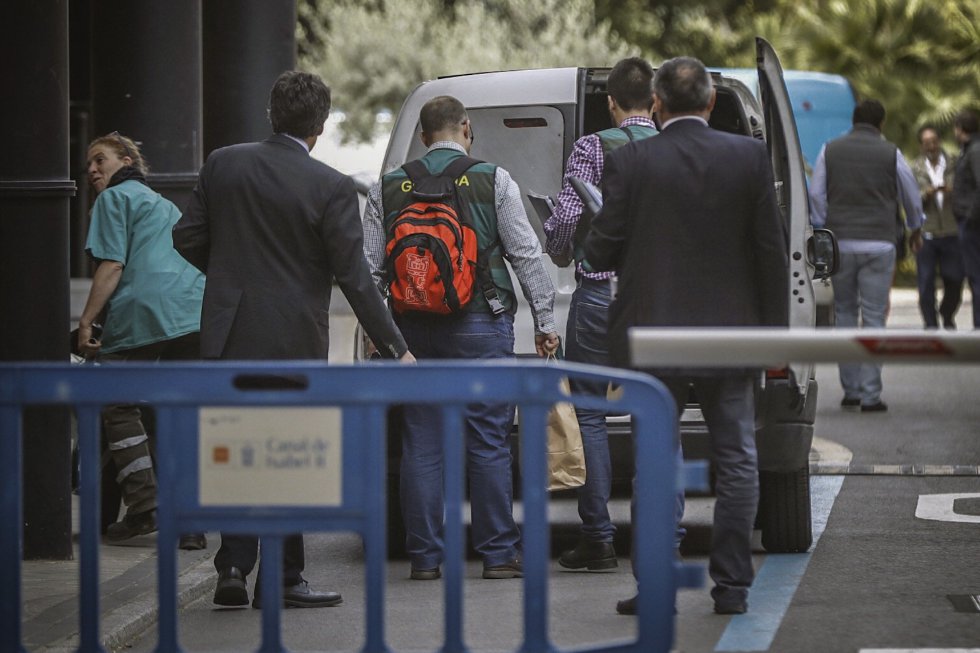 Agentes de la Unidad Central Operativa (UCO) ante la sede de Canal de Isabel II, en la operación que están llevando a cabo el Instituto Armado y que dirige el juez de la Audiencia Nacional Eloy Velasco en la que ya han sido detenidas al menos 12 personas. Agentes de la Unidad Central Operativa (UCO) ante la sede de Canal de Isabel II, en la operación que están llevando a cabo el Instituto Armado y que dirige el juez de la Audiencia Nacional Eloy Velasco en la que ya han sido detenidas al menos 12 personas.