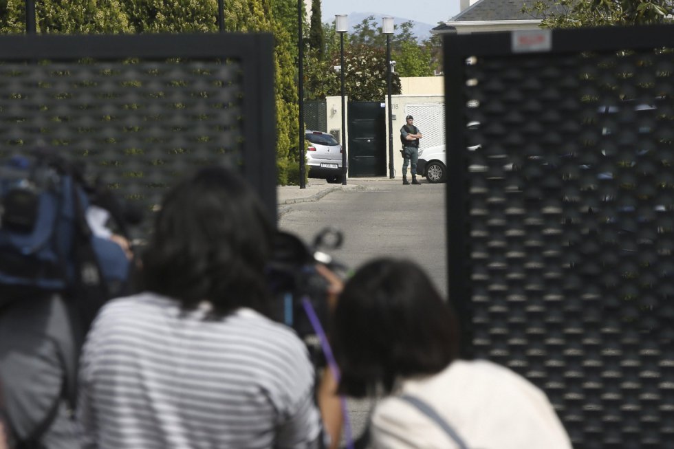 Un gran número de periodistas permanece en las inmediaciones del domicilio del expresidente de la Comunidad de Madrid Ignacio González, en el madrileño barrio de Aravaca. González es uno de los al menos doce detenidos hoy, en la operación de la Guardia Civil por supuesta corrupción en el Canal de Isabel II que dirige el juez Eloy Velasco. Un gran número de periodistas permanece en las inmediaciones del domicilio del expresidente de la Comunidad de Madrid Ignacio González, en el madrileño barrio de Aravaca. González es uno de los al menos doce detenidos hoy, en la operación de la Guardia Civil por supuesta corrupción en el Canal de Isabel II que dirige el juez Eloy Velasco.