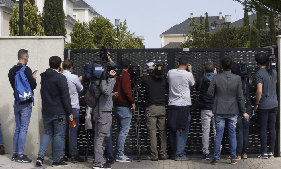 Un gran número de periodistas permanece en las inmediaciones del domicilio del expresidente de la Comunidad de Madrid Ignacio González, en el madrileño barrio de Aravaca. González es uno de los al menos doce detenidos hoy, en la operación de la Guardia Civil por supuesta corrupción en el Canal de Isabel II que dirige el juez Eloy Velasco. Un gran número de periodistas permanece en las inmediaciones del domicilio del expresidente de la Comunidad de Madrid Ignacio González, en el madrileño barrio de Aravaca. González es uno de los al menos doce detenidos hoy, en la operación de la Guardia Civil por supuesta corrupción en el Canal de Isabel II que dirige el juez Eloy Velasco.