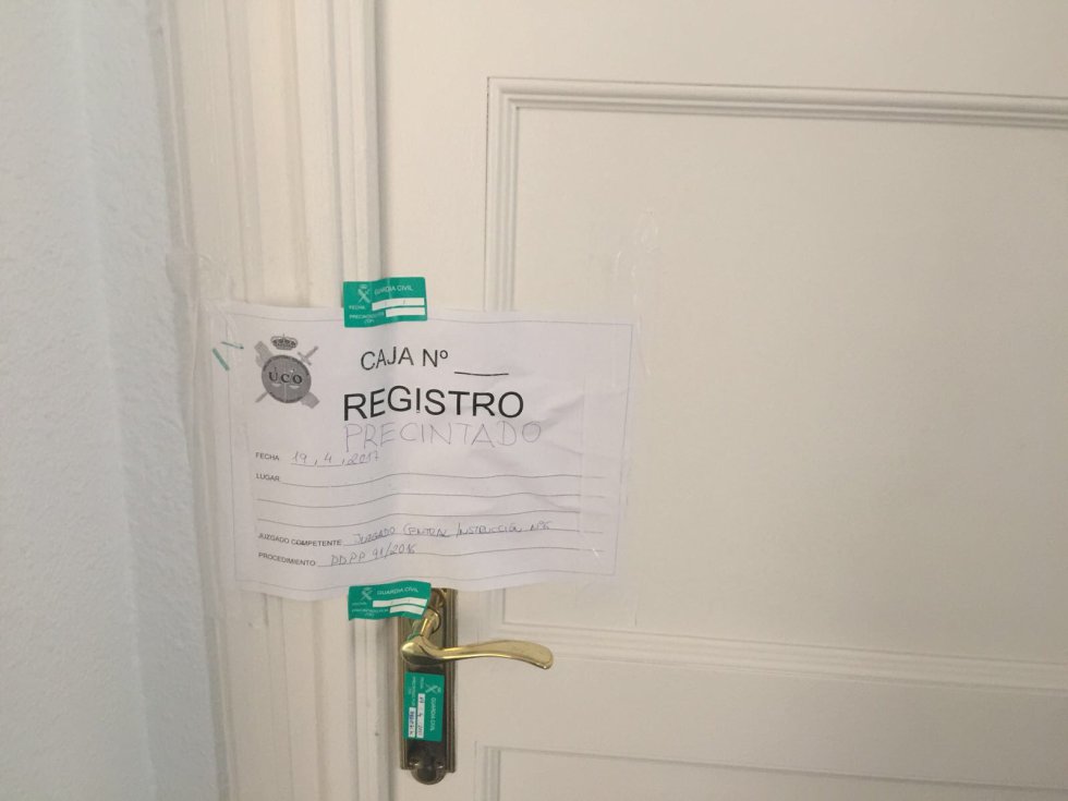Imagen del precinto de la Guardia Civil en la puerta del despacho de María Fernanda Richmond, exdirectora financiera del Canal. Imagen del precinto de la Guardia Civil en la puerta del despacho de María Fernanda Richmond, exdirectora financiera del Canal.