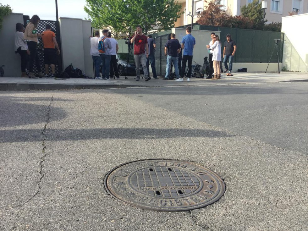 Los periodistas, en la puerta de la casa de Ignacio González bajo una alcantarilla del Canal de Isabel II con la palabra 'registro'. Todo una metáfora de la jornada del expresidente madrileño Los periodistas, en la puerta de la casa de Ignacio González bajo una alcantarilla del Canal de Isabel II con la palabra 'registro'. Todo una metáfora de la jornada del expresidente madrileño