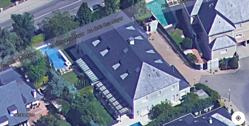Vista aérea del chalet de Ignacio González, donde el expresidente madrileño lleva detenido horas ante los registros de la UCO Vista aérea del chalet de Ignacio González, donde el expresidente madrileño lleva detenido horas ante los registros de la UCO