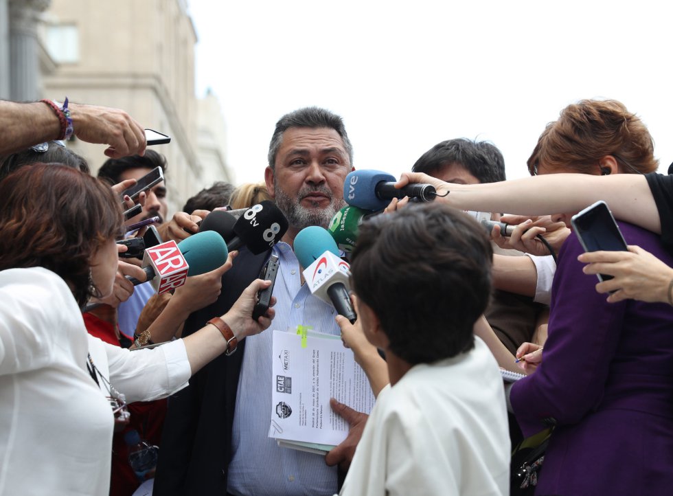 Julio Sanz, presidente de la Federación Profesional del Taxi, contesta a las preguntas de los periodistas tras el encuentro con el líder de Podemos, Pablo Iglesias, a la entrada del Congreso en una jornada en la que los taxistas madrileños mantienen una huelga de doce horas, al igual que en el resto de España, en protesta contra las plataformas Uber y Cabify Julio Sanz, presidente de la Federación Profesional del Taxi, contesta a las preguntas de los periodistas tras el encuentro con el líder de Podemos, Pablo Iglesias, a la entrada del Congreso en una jornada en la que los taxistas madrileños mantienen una huelga de doce horas, al igual que en el resto de España, en protesta contra las plataformas Uber y Cabify