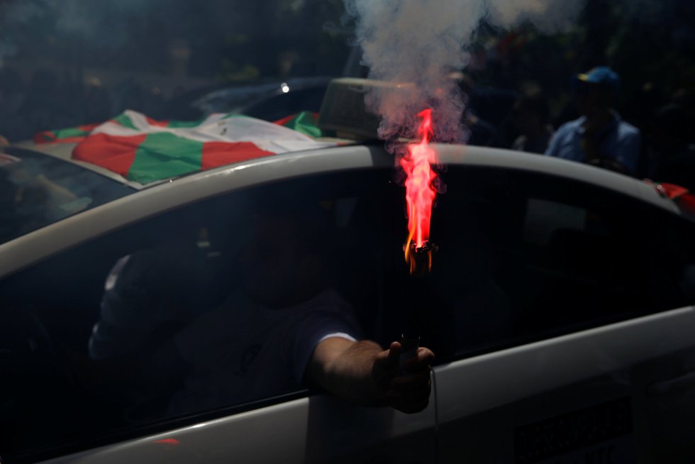 Uno de los taxistas enciende una llamarada durante la manifestación en Madrid Uno de los taxistas enciende una llamarada durante la manifestación en Madrid