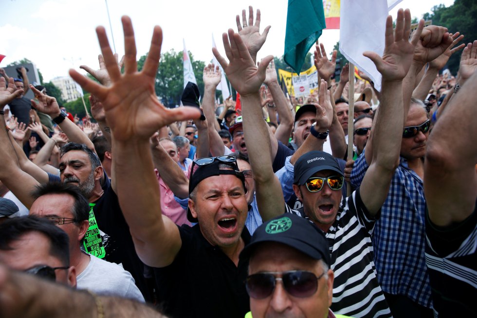 Miles de taxistan han secundado la protesta en toda España Miles de taxistan han secundado la protesta en toda España