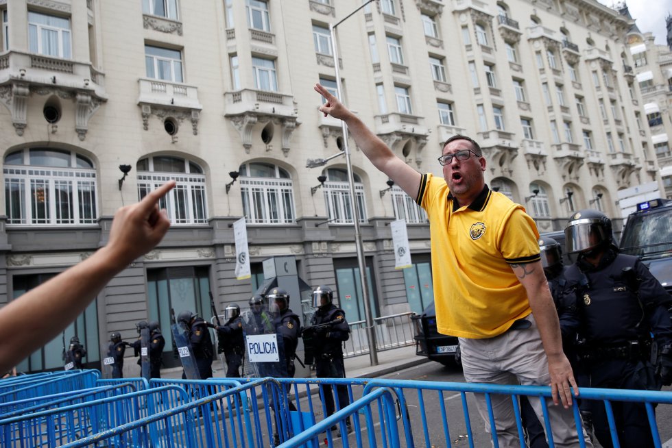 Un taxista junto a los antidisturbios de la manifestación Un taxista junto a los antidisturbios de la manifestación