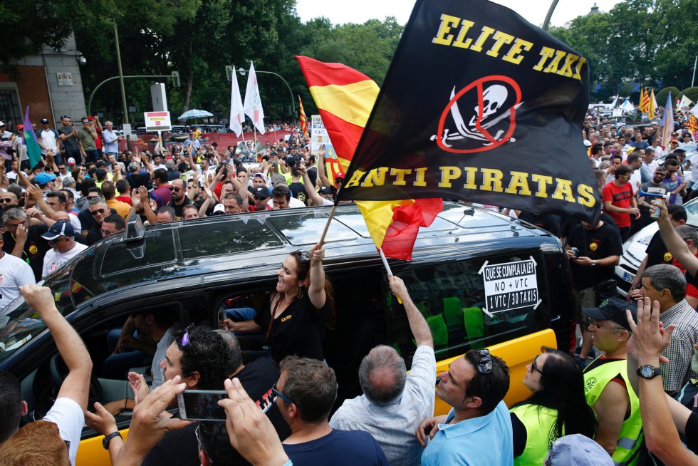 Los taxistas rodean un taxi de Barcelona que también se ha sumado a la protesta Los taxistas rodean un taxi de Barcelona que también se ha sumado a la protesta