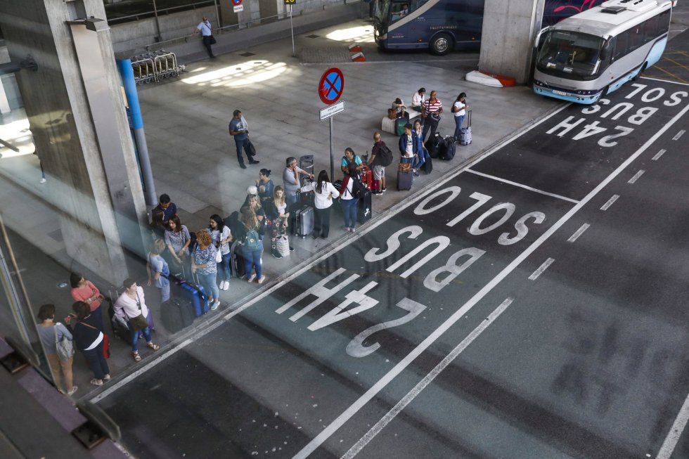 Cola en la paradas de autobús del aeropuerto madrileño de Barajas, donde el servicio de taxis es hoy inexistente como consecuencia de la huelga Cola en la paradas de autobús del aeropuerto madrileño de Barajas, donde el servicio de taxis es hoy inexistente como consecuencia de la huelga