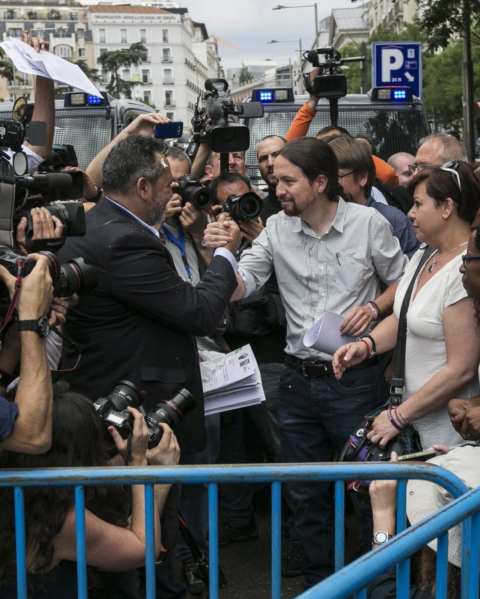 Julio Sanz (izqda.), presidente de la Federación Profesional del Taxi, hablando con el líder de Podemos, Pablo Iglesias (dcha.) Julio Sanz (izqda.), presidente de la Federación Profesional del Taxi, hablando con el líder de Podemos, Pablo Iglesias (dcha.)