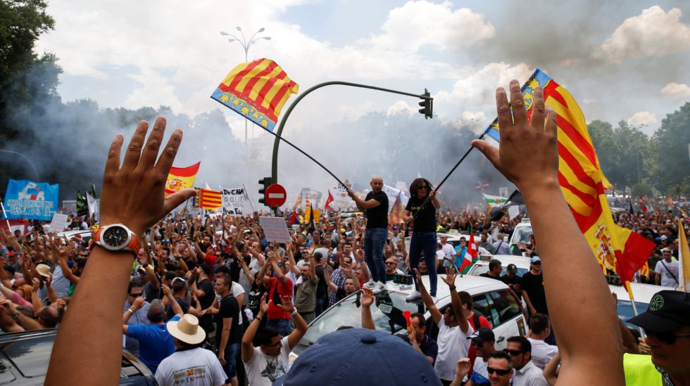 Taxistas con banderas de la Comunidad Valenciana en la manifestación de Madrid Taxistas con banderas de la Comunidad Valenciana en la manifestación de Madrid