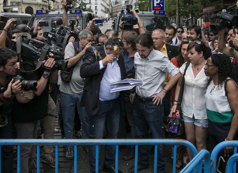 Julio Sanz, presidente de la Federación Profesional del Taxi, ha recibido el impacto de un huevo en la cabeza mientras conversaba con el líder de Podemos, Pablo Iglesias Julio Sanz, presidente de la Federación Profesional del Taxi, ha recibido el impacto de un huevo en la cabeza mientras conversaba con el líder de Podemos, Pablo Iglesias