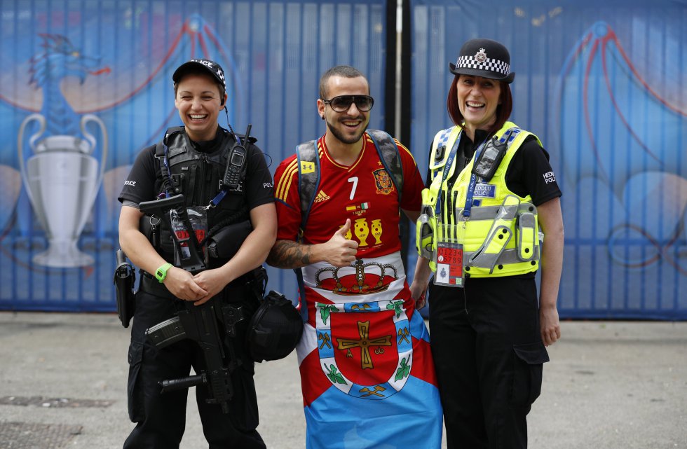 Un aficionado español posa con los miembros de seguridad desplazados ya al Millennium Stadium de Gales. Un aficionado español posa con los miembros de seguridad desplazados ya al Millennium Stadium de Gales.