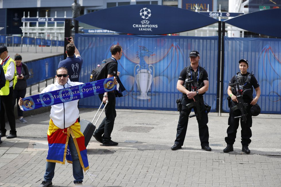 Un seguidor madridista posa en las cercanías del estadio, donde ya están desplazados varios miembros de seguridad. Un seguidor madridista posa en las cercanías del estadio, donde ya están desplazados varios miembros de seguridad.