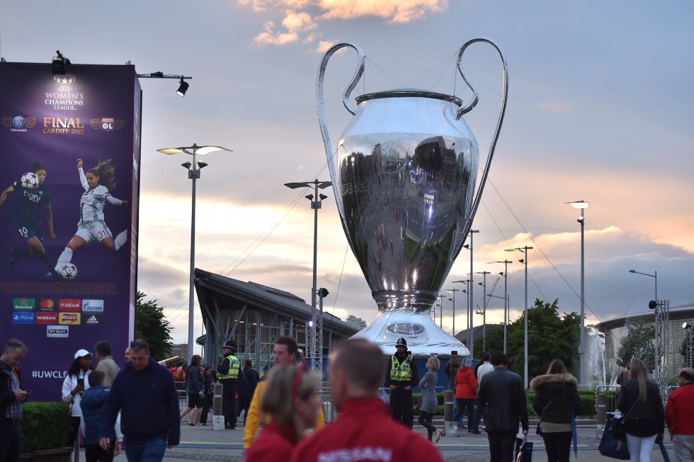 Replica gigante del trofeo de la Champions League. Replica gigante del trofeo de la Champions League.