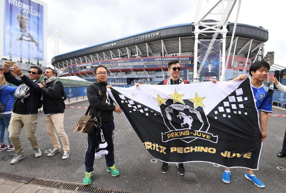 Aficionados de la Juventus de Turín ya están en las inmediaciones del Millennium Stadium. Aficionados de la Juventus de Turín ya están en las inmediaciones del Millennium Stadium.