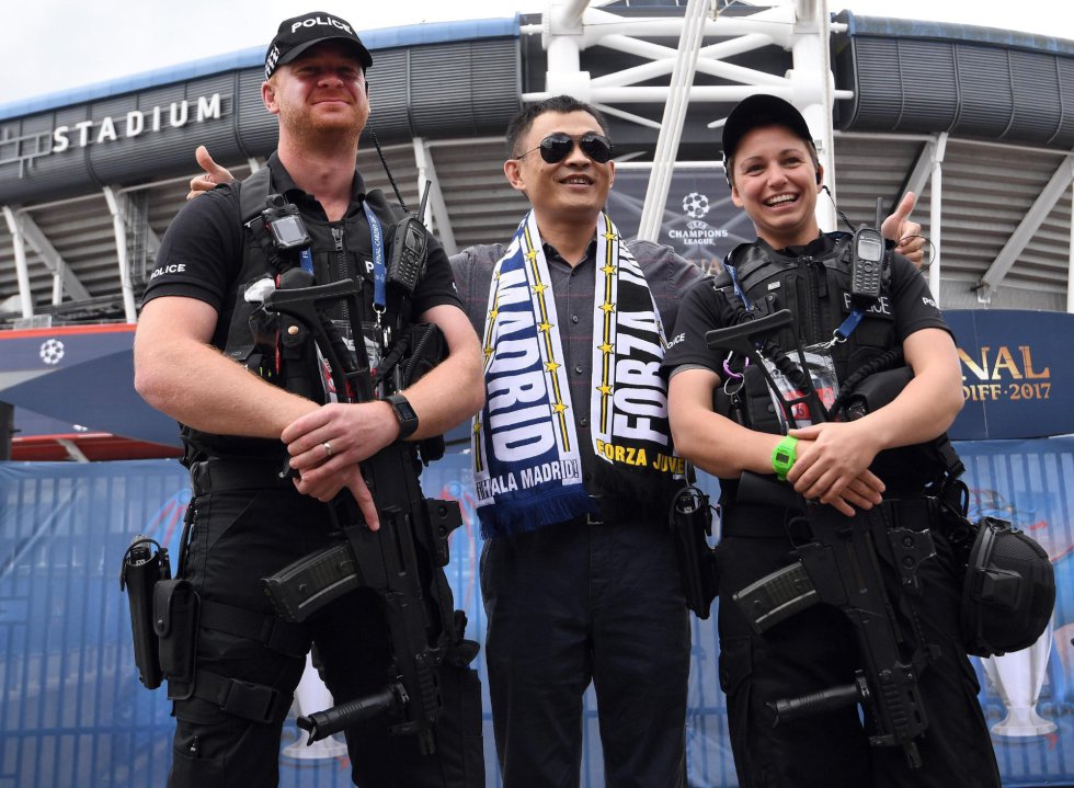 Un aficionado del Real Madrid posa con las fuerzas del seguridad del Millennium Stadium antes de la final de Cardiff. Un aficionado del Real Madrid posa con las fuerzas del seguridad del Millennium Stadium antes de la final de Cardiff.