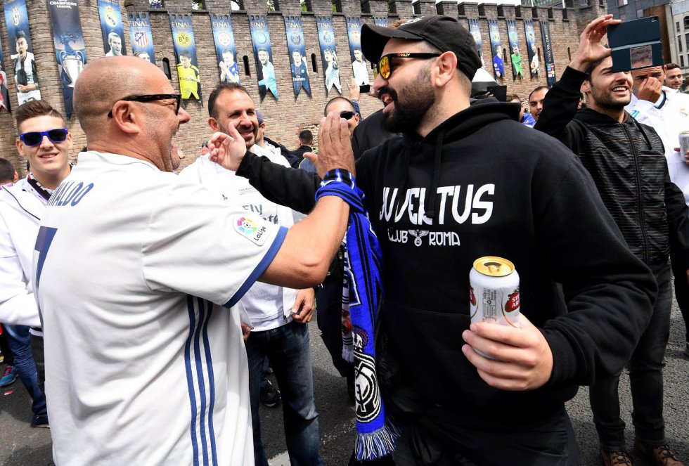 Aficionados de Real Madrid y Juventus animan a sus equipos en Cardiff, antes de la final de Champions League. Aficionados de Real Madrid y Juventus animan a sus equipos en Cardiff, antes de la final de Champions League.