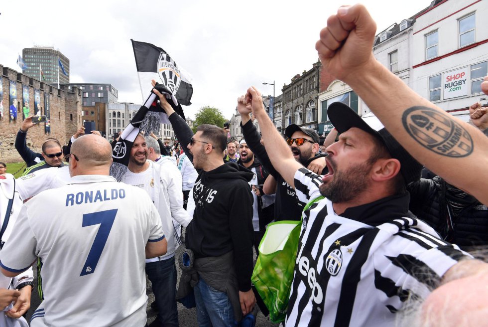 Aficionados de Real Madrid y Juventus animan a sus equipos en Cardiff, antes de la final de Champions League. Aficionados de Real Madrid y Juventus animan a sus equipos en Cardiff, antes de la final de Champions League.
