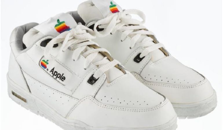 Las zapatillas retro de Apple salen a subasta por 13.000 euros 