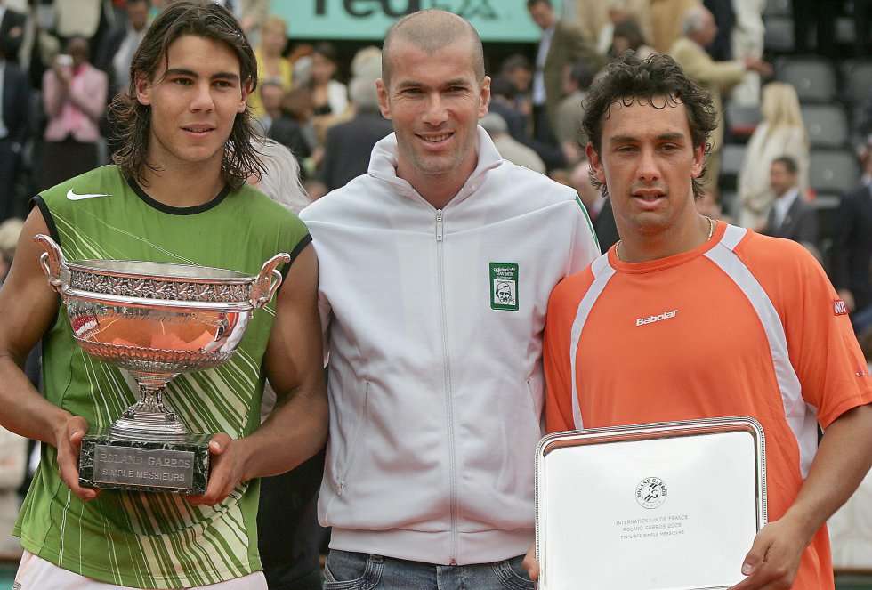 Rafa Nadal posa junto a su primer Roland Garros con Zidane y Mariano Puerta, el subcampeón (2005) Rafa Nadal posa junto a su primer Roland Garros con Zidane y Mariano Puerta, el subcampeón (2005)