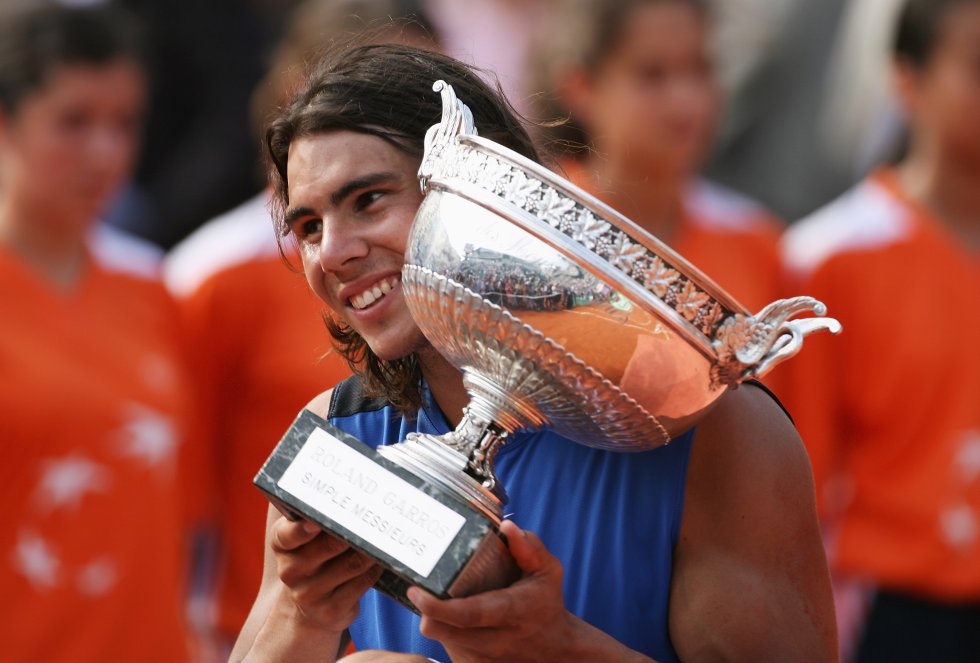 Rafa Nadal repitió título al año siguiente y posa con la Copa de los Mosqueteros (2006) Rafa Nadal repitió título al año siguiente y posa con la Copa de los Mosqueteros (2006)