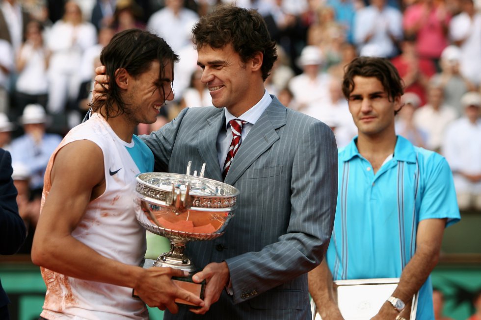 Rafa Nadal recibe el trofeo de su tercer Roland Garros ante Roger Federer (2007) Rafa Nadal recibe el trofeo de su tercer Roland Garros ante Roger Federer (2007)