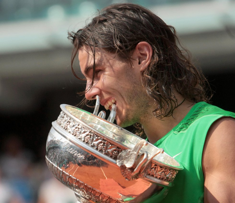 Nadal muerde su cuarto título de Roland Garros consecutivo (2008) Nadal muerde su cuarto título de Roland Garros consecutivo (2008)