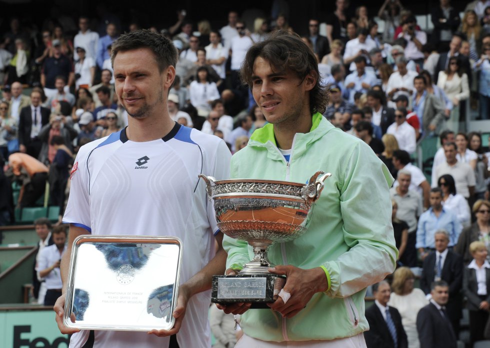 Nadal posa con su quinto título de Roland Garros ante el jugador que le eliminó el año anterior, Robin Soderling (2010) Nadal posa con su quinto título de Roland Garros ante el jugador que le eliminó el año anterior, Robin Soderling (2010)