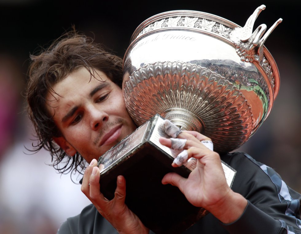 Nadal mira su nuevo trofeo, con el que igualó con Björn Borg con siete Roland Garros (2012) Nadal mira su nuevo trofeo, con el que igualó con Björn Borg con siete Roland Garros (2012)