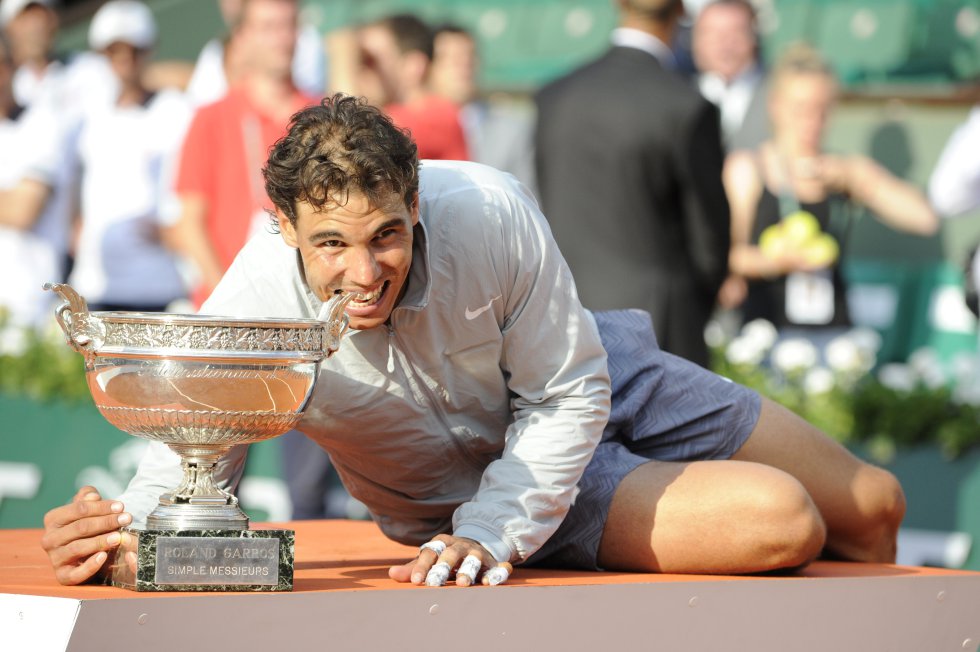 Rafa Nadal muerde y posa con su noveno título de Roland Garros (2014) Rafa Nadal muerde y posa con su noveno título de Roland Garros (2014)