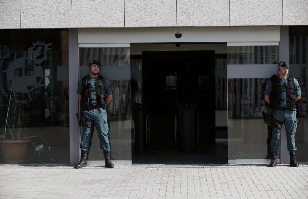 Agentes de la Guardia Civil custodian el acceso principal de la sede de la Federación Española de Fútbol, en la localidad madrileña de Las Rozas.