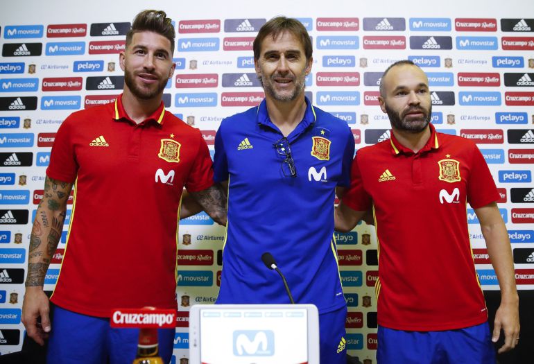 El entrenador de la selección española de fútbol, Julen Lopetegui, acompañado por los capitales, Sergio Ramos y Andrés Iniesta, durante la rueda de prensa ofrecida hoy en la Ciudad del Fútbol de Las Rozas.