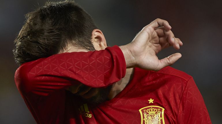 Gerard Piqué se lamenta durante un partido con la Selección