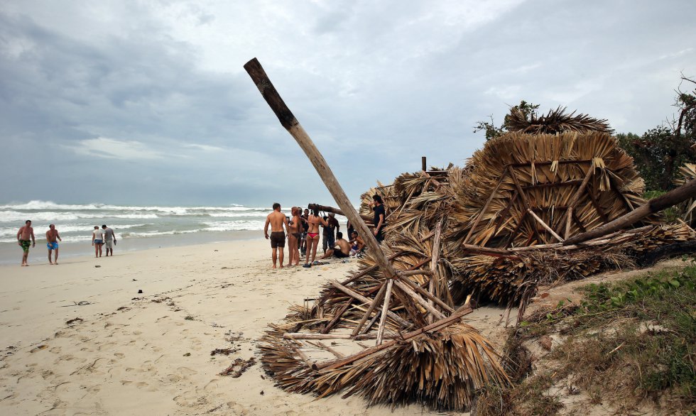 Varios turistas permanecen en la playa de Varadero dos días después del paso del huracán Irma por Cuba. Varios turistas permanecen en la playa de Varadero dos días después del paso del huracán Irma por Cuba.