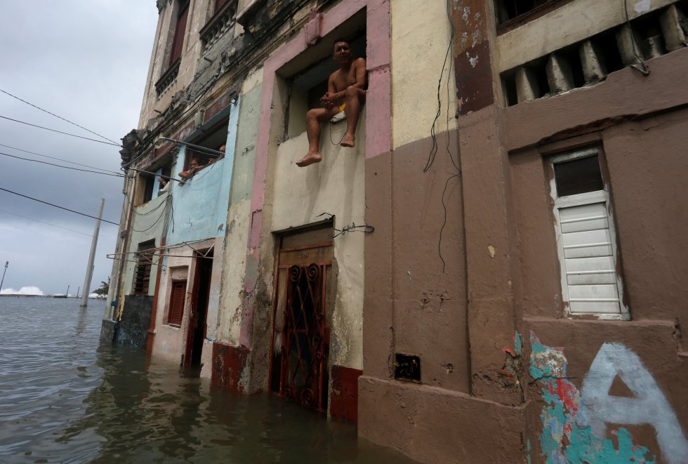 Un cubano sentado sobre el alféizar de una ventana de su casa, afectada por las inundaciones provocadas por el Irma. Un cubano sentado sobre el alféizar de una ventana de su casa, afectada por las inundaciones provocadas por el Irma.