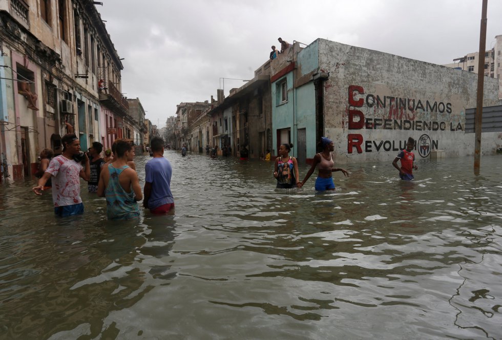 Ciudadanos de La Habana se abren paso en una calle inundada. Ciudadanos de La Habana se abren paso en una calle inundada.