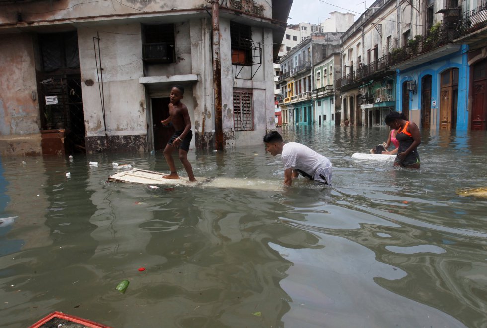 Niños jugando en La Habana tras el paso del huracán Irma. Niños jugando en La Habana tras el paso del huracán Irma.