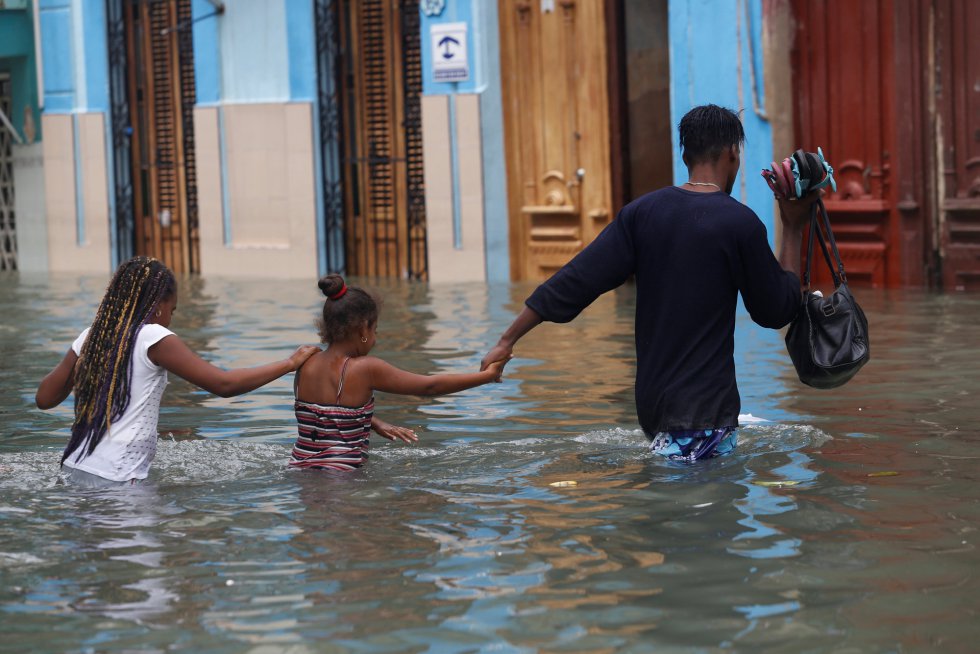 Los ciudadanos de La Habana vuelven a salir a las calles, ahora inundadas tras el paso del ciclón. Los ciudadanos de La Habana vuelven a salir a las calles, ahora inundadas tras el paso del ciclón.