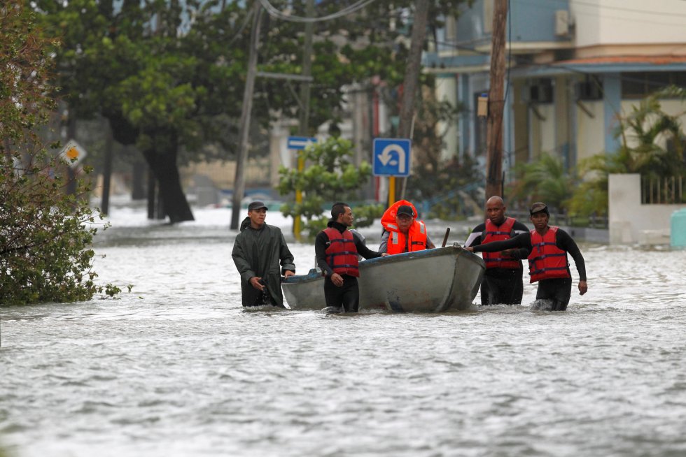 Un hombre es rescatado y evacuado de su barrio, uno de los afectados por las inundaciones provocadas por el huracán Irma. Un hombre es rescatado y evacuado de su barrio, uno de los afectados por las inundaciones provocadas por el huracán Irma.