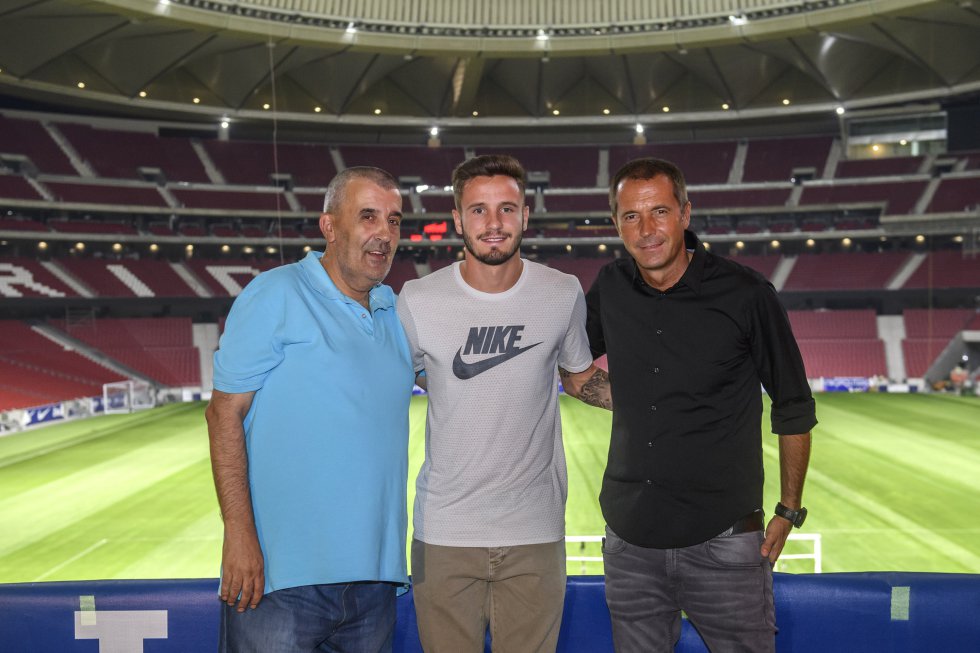 Saúl, entre Manolete y Manu Carreño en el programa especial de 'El Larguero' en el Wanda Metropolitano Saúl, entre Manolete y Manu Carreño en el programa especial de 'El Larguero' en el Wanda Metropolitano