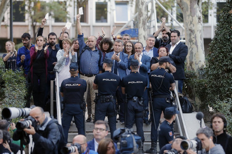 Los diputados del PDeCAT, Carles Campuzano, Jordi Xuclà, y Lourdes Ciuró, entre otros, a las puertas de la Audiencia Nacional.